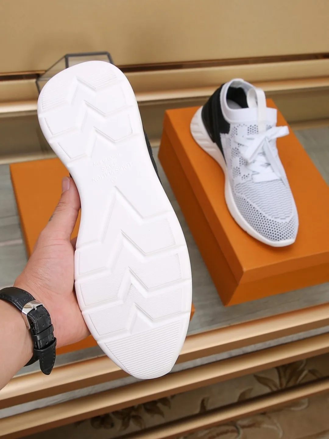 Men's shoes 💰P420💰"LOUI* VUITTO*" latest popular men's casual shoes ✔️This model is made of the original breathable fly woven fabric. The real thing is super shiny⚡️ Fashionable and versatile. The toe last shape is firm and full. The soles are LV original molds and can be put in and out at will. It is light and comfortable for the foot~Purely handmade, details determine the quality! Size:38-44